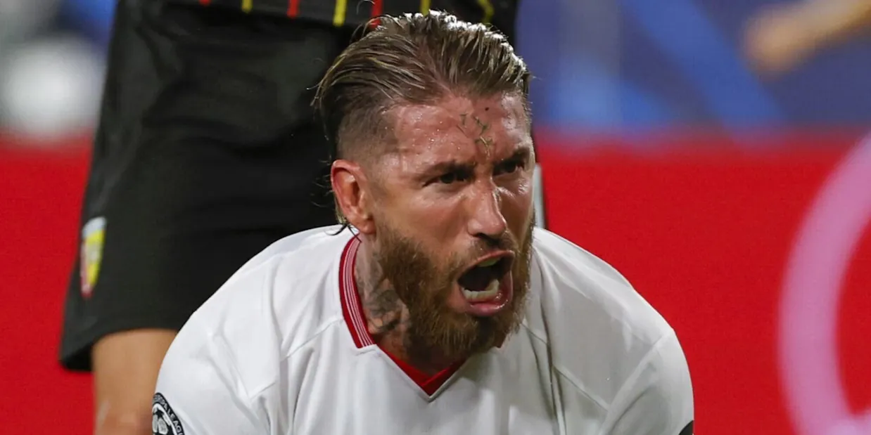 Sergio Ramos rifiuta di autografare la maglia del Real Madrid: “Se lo faccio poi…”