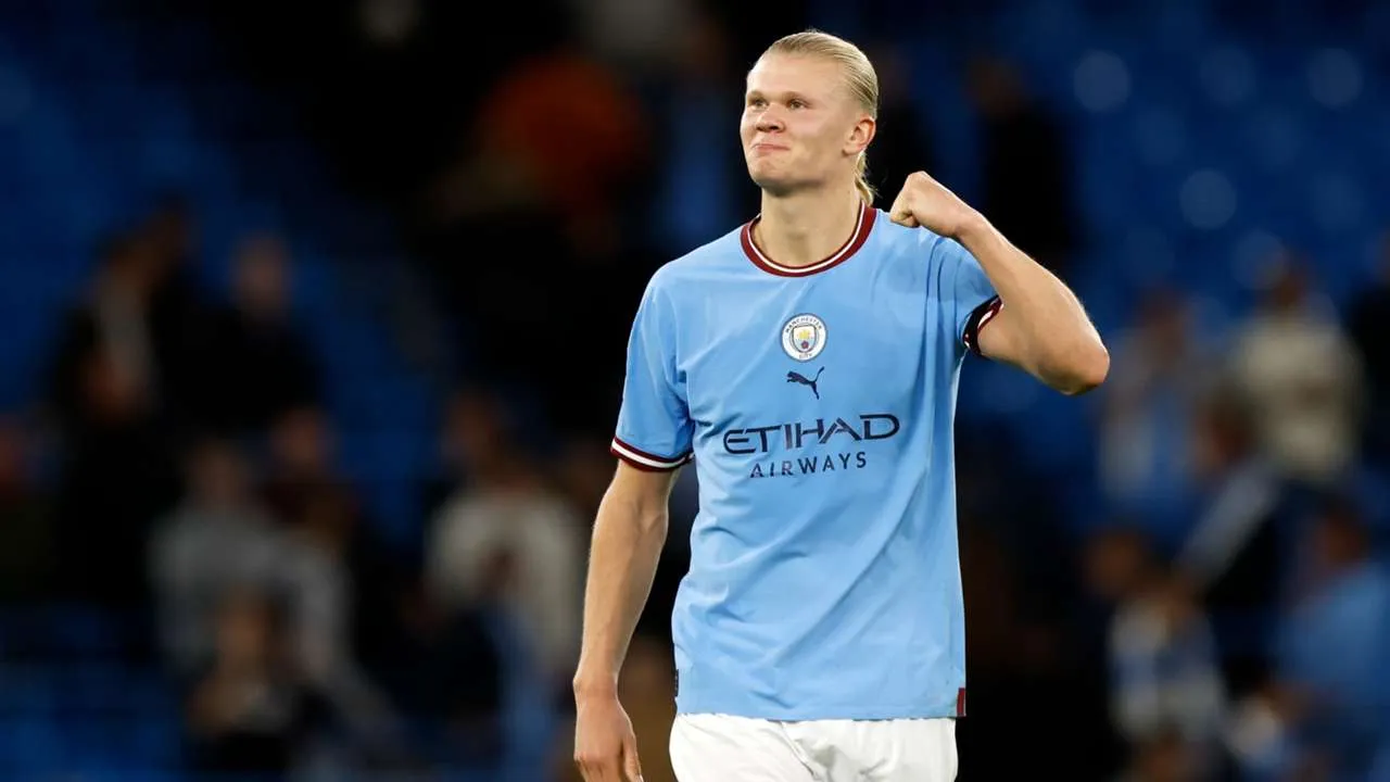 Haaland in pigiama in giro per Manchester. E un gelataio…