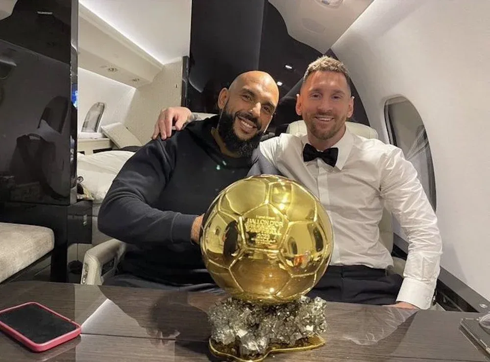 Halloween, si traveste da bodyguard di Messi, ma è un compagno dell’argentino. Lo scherzo e le foto