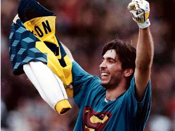 Buffon e l’aneddoto della maglia di Superman: “La parata a Ronaldo e quell’idea geniale di una tifosa”