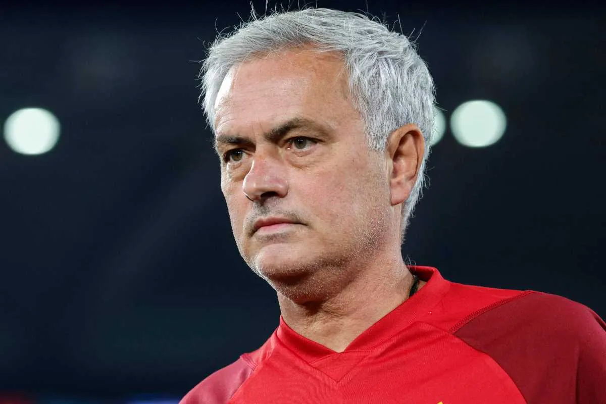 Mourinho punge ancora Smalling: “Mancini? Lui gioca anche con una gamba. Prende…”