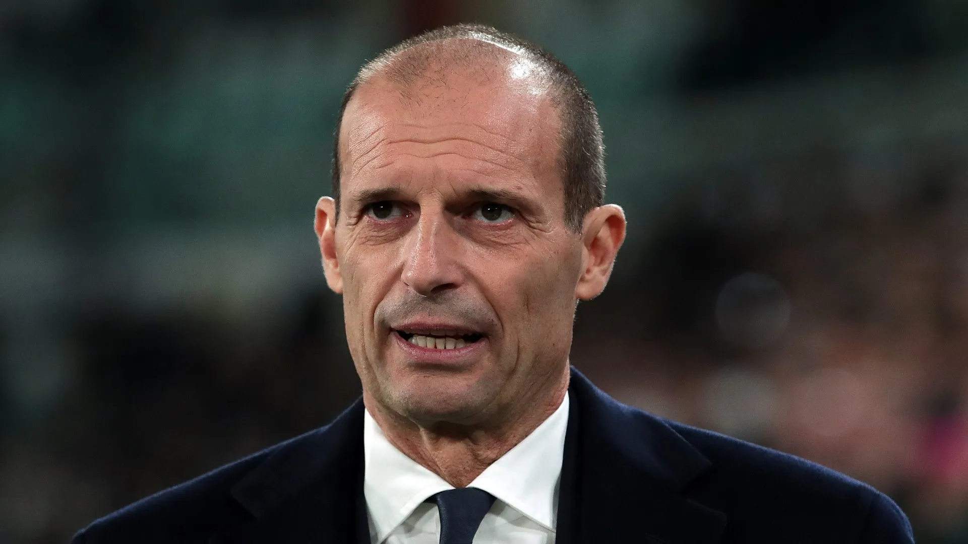 Juve, Allegri dribbla i giornalisti e taglia corto su Lukaku. Intanto…
