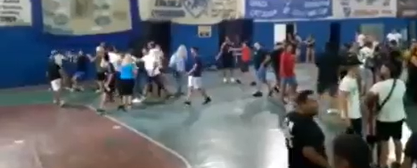 Calcio giovanile, rissa tra genitori: volano calci e pugni in campo – [IL VIDEO]