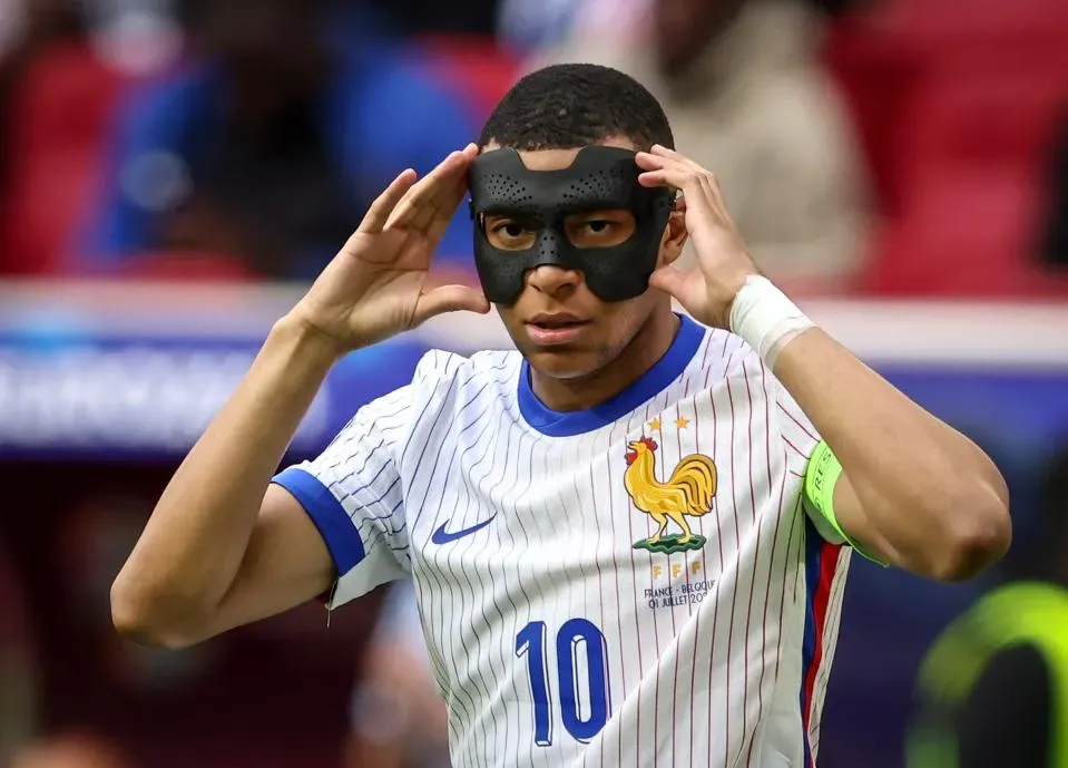 Petit, che attacco a Mbappé: “Non è degno di essere il capitano, gioca solo perché…”