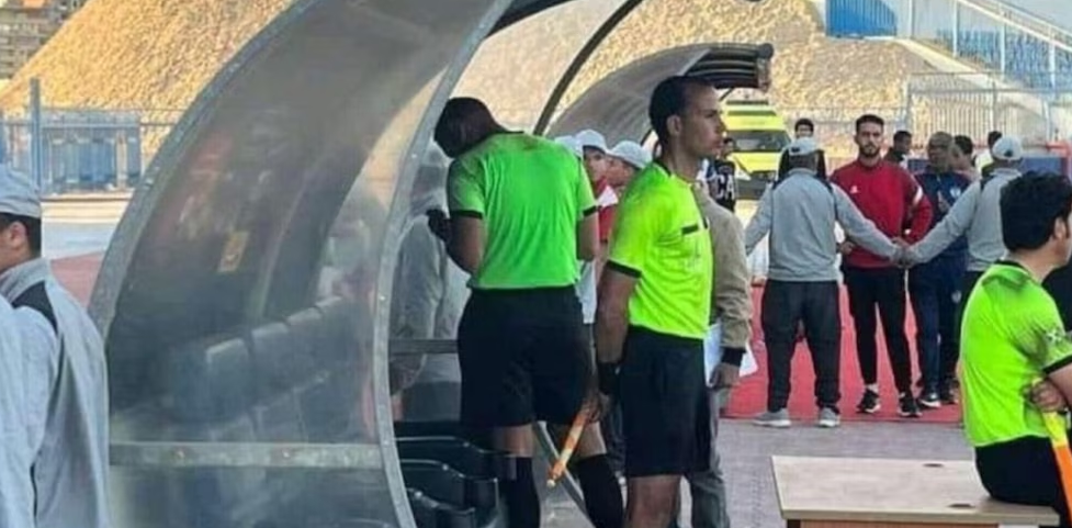 Polemiche e VAR casereccio, chiede il cellulare a un tifoso: arbitro scortato dalla polizia e...