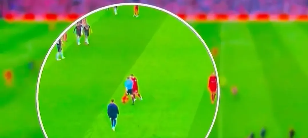 Bufera Liverpool, gomitata del guardalinee a Robertson: il dubbio resta – [IL VIDEO]