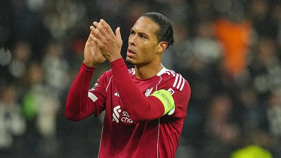 Van Dijk in imbarazzo sul rigore: “Forse è una specie di compensazione…”